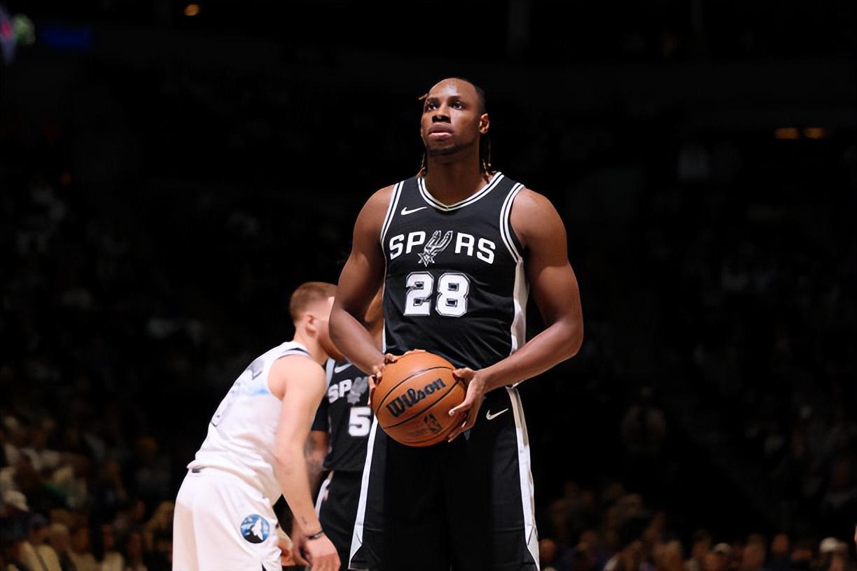 九游官网-老鹰用训练营合同签下前马刺内线新星，他有机会得到一份正式合同